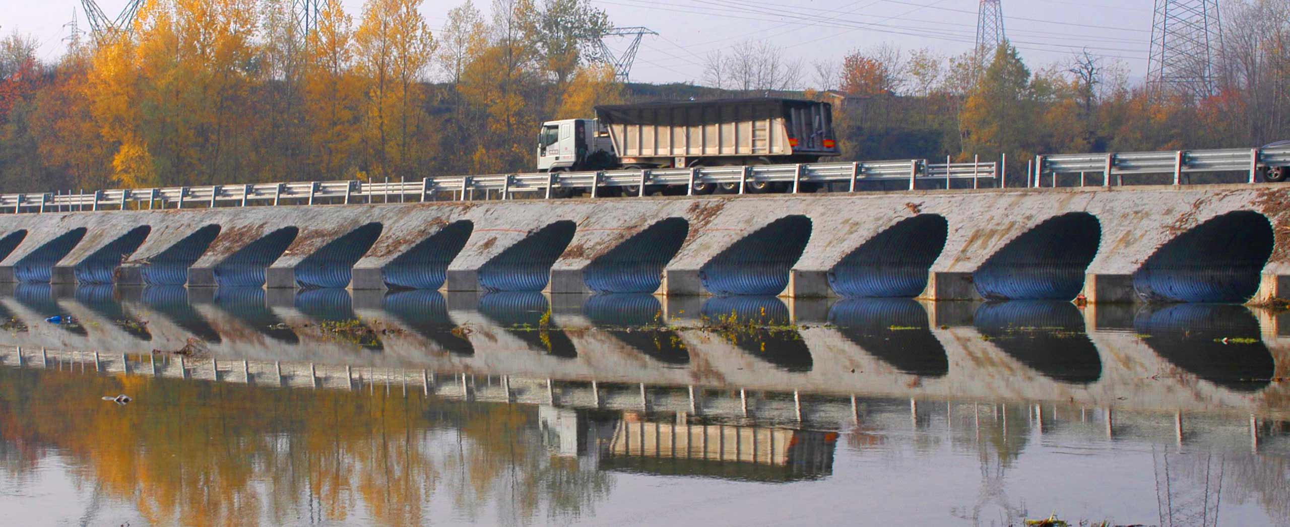 2.05 мосты и трубы. Ковш размыва водопропускные трубы это. Водопропускные трубы на Мостах. Мост труба. Гофрированная водопропускная труба.